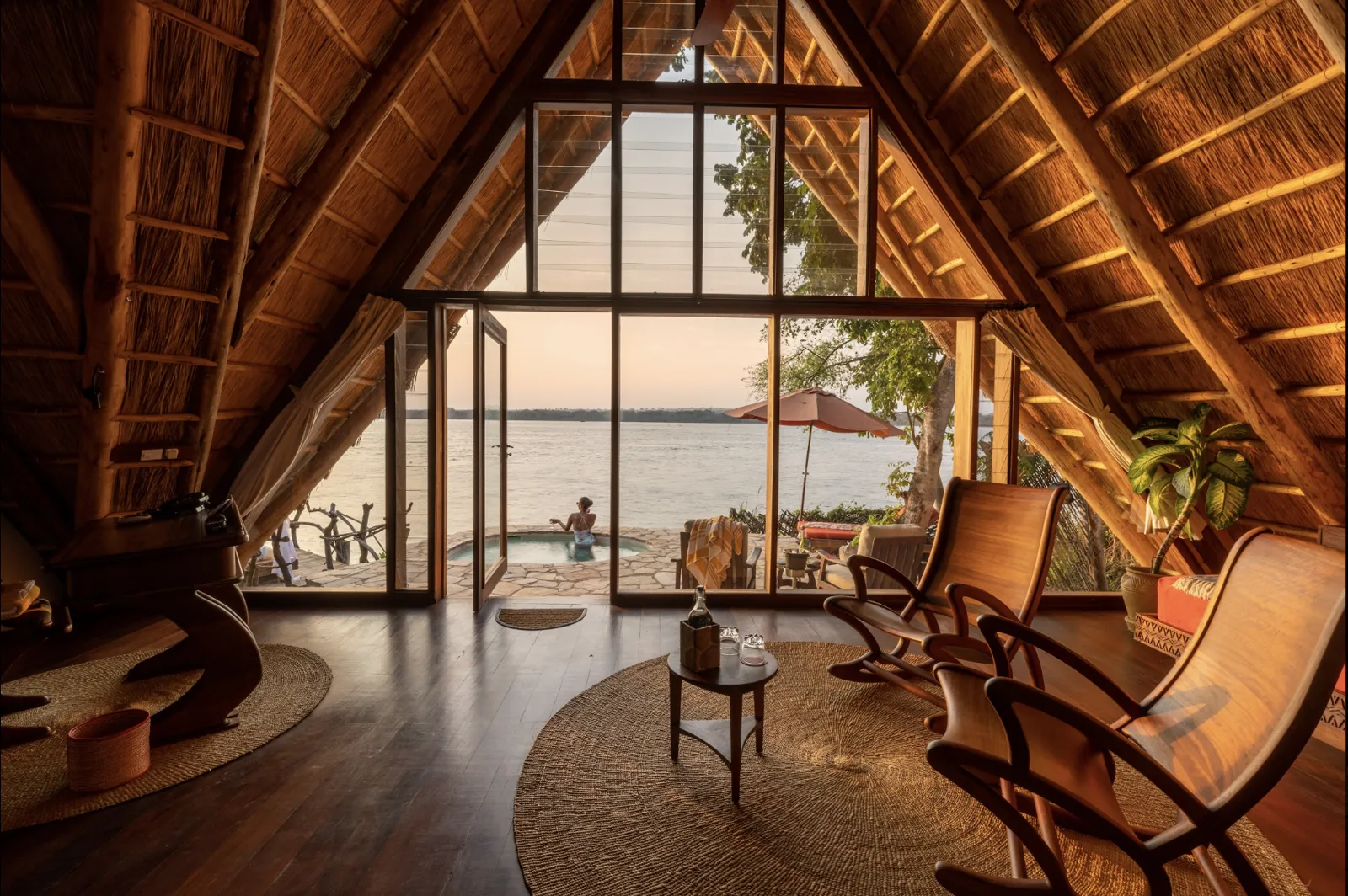 Intérieur d'un banda du Nile Safari Lodge ouvert sur le Nil, en Ouganda